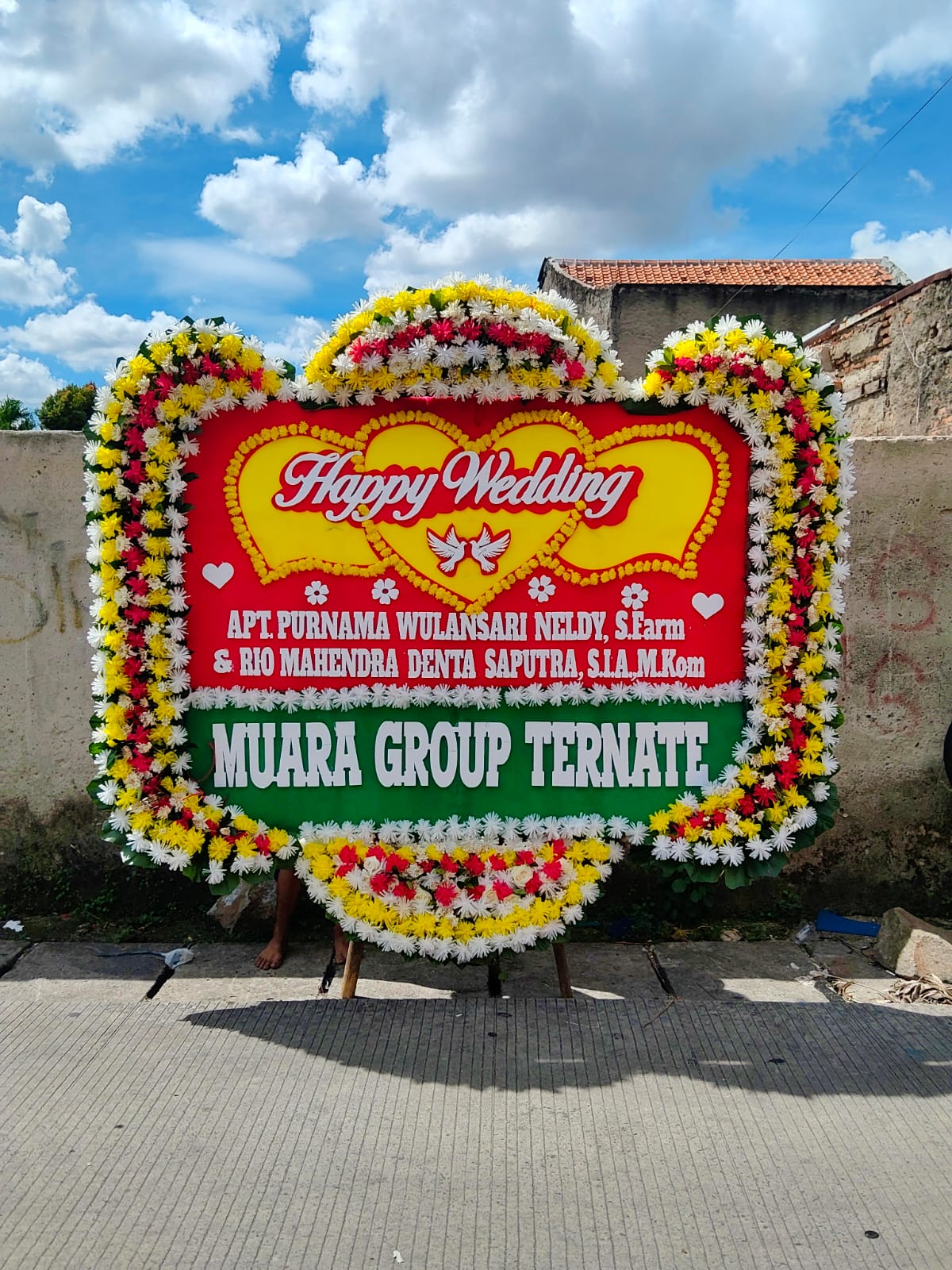 Papan Bunga Wedding Premium - Desain Double Heart Merah Kuning - Gambar 2
