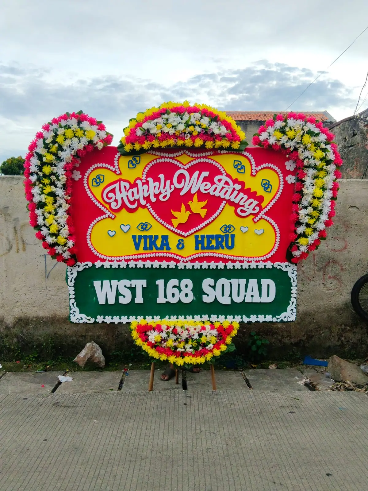 Bunga Papan Happy Wedding (Red Yellow Heart) - Gambar 2