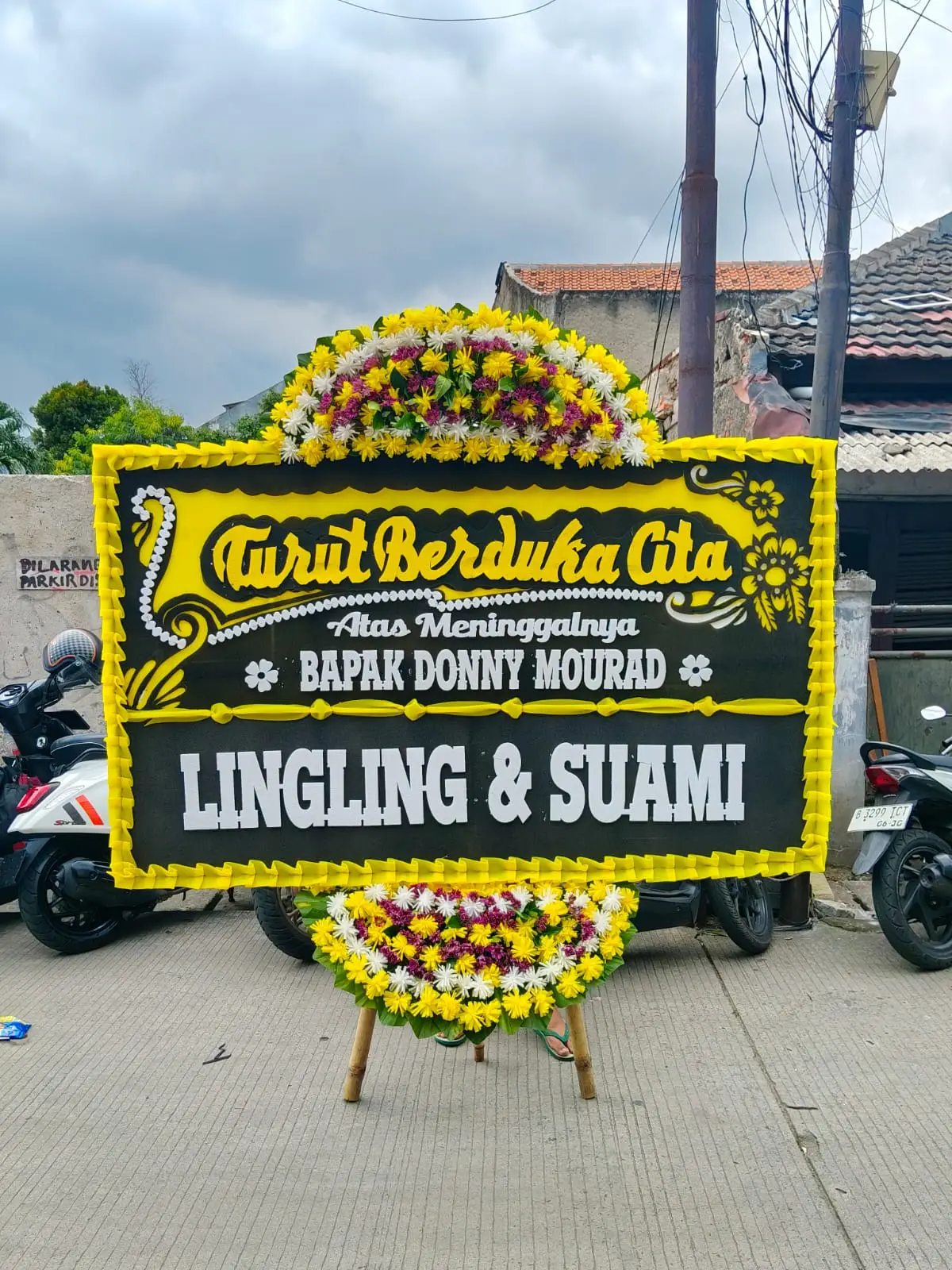 Bunga Papan Turut Berduka Cita (Black & Gold) - Gambar 2