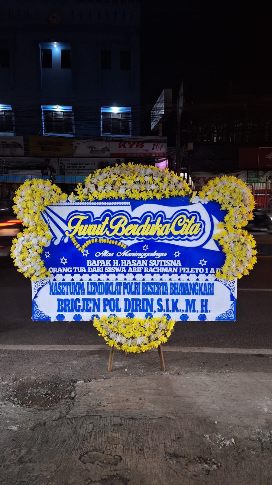 Karangan Bunga Papan Duka Cita Biru Putih Premium - Gambar 2