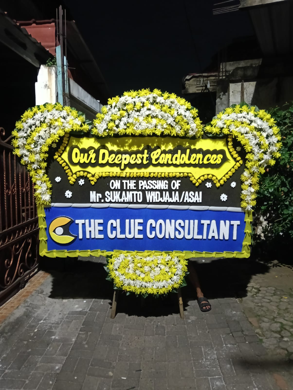 Bunga Papan Duka Cita Elegan - Seri Yellow & Blue Deepest Condolences - Gambar 2